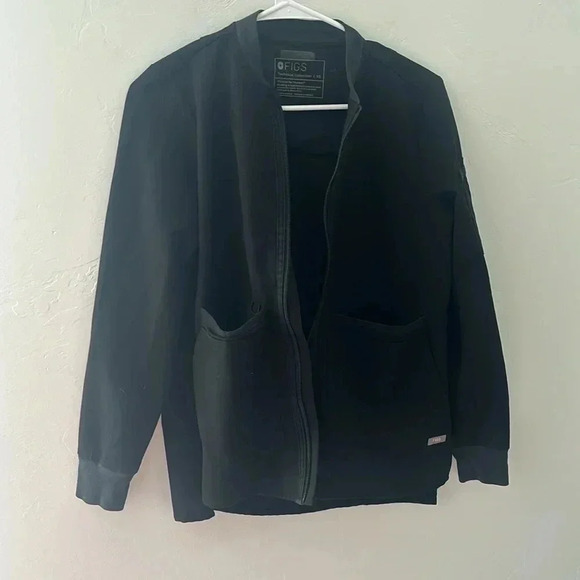 FIGS Bellery Scrub Jacket in Black - Picture 5 of 10